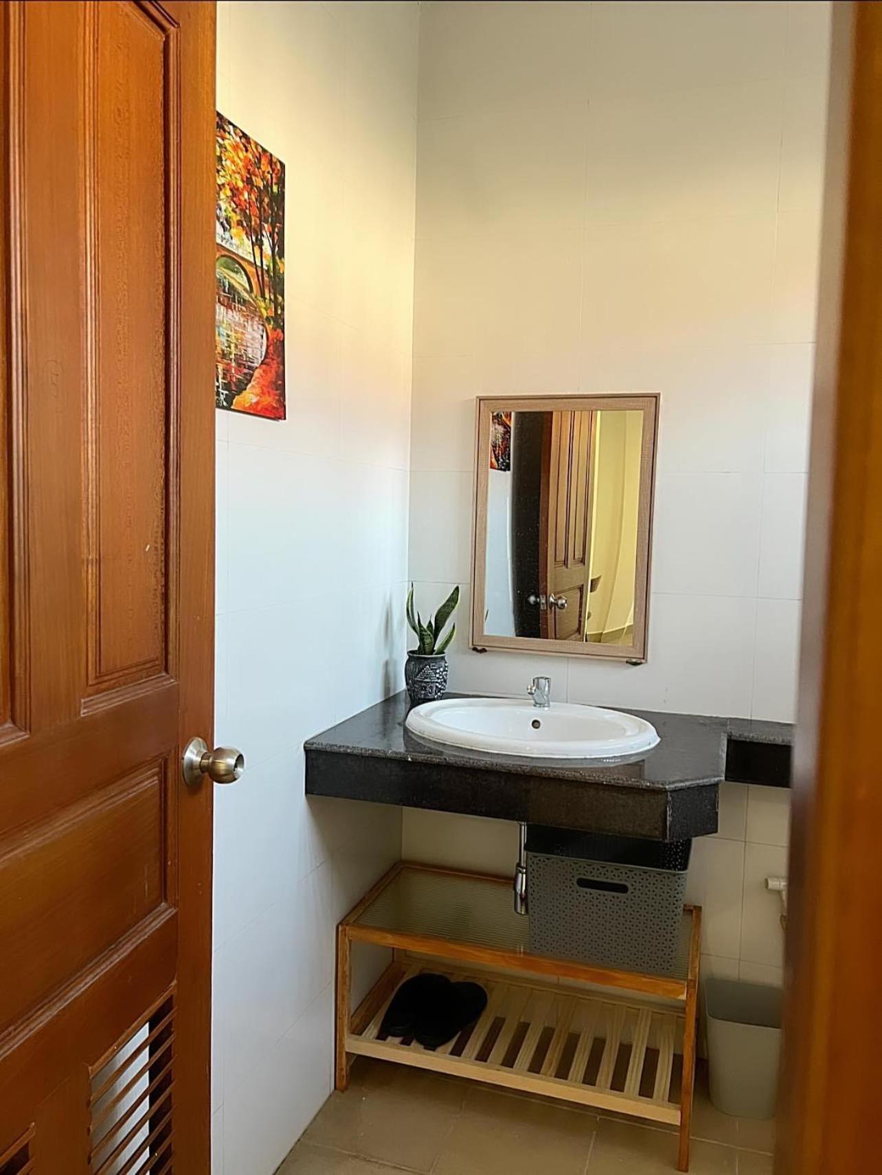 D32 Homestay Near Airport Behind Brown Coffee Airport 프놈펜 외부 사진